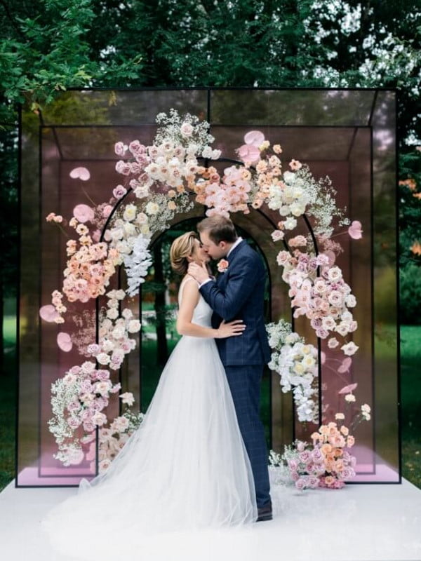 свадьба летом церемониальная арка из цветов