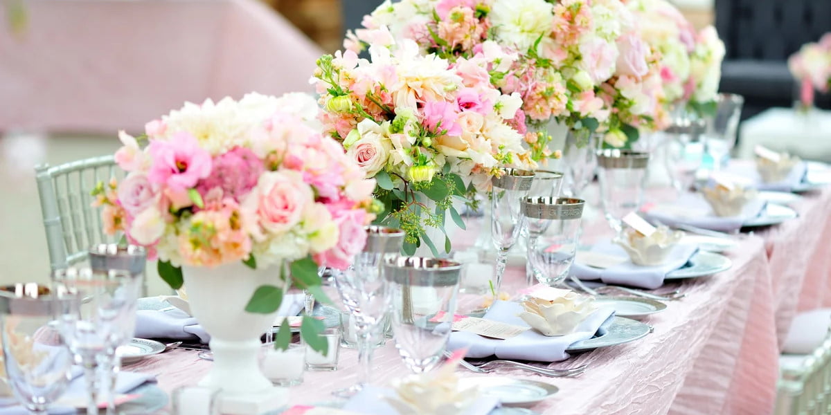 организация свадьбы весной с цветами на столе